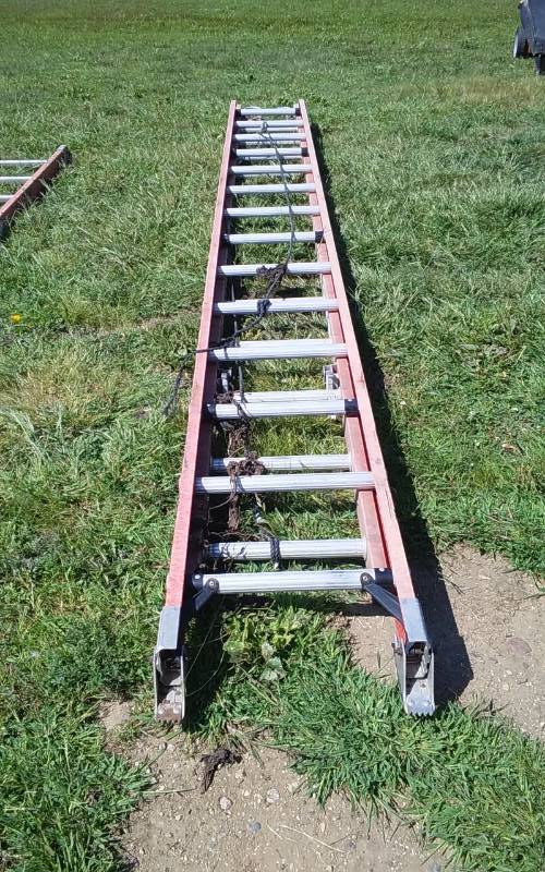 lot 13 image: Fiberglass Extension Ladder 26