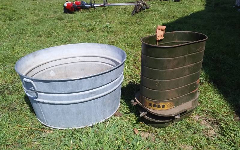 lot 19 image: Vintage Back Pack Seeder & Galvanized Wash Tub