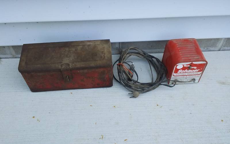lot 21 image: Battery Charger & Tool Box