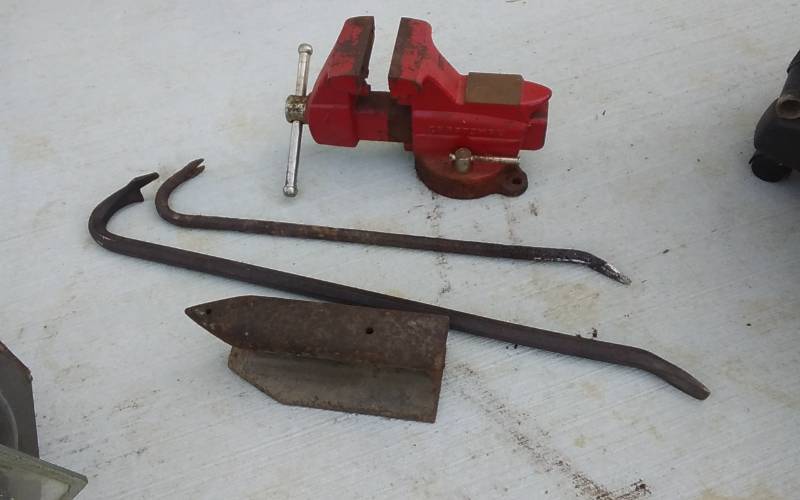 lot 22 image: Craftsman Bench Vise, 2-Pry Bars, Anvil
