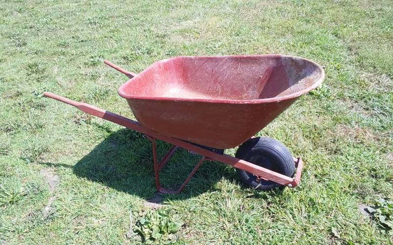 lot 28 image: True Temper Wheel Barrow