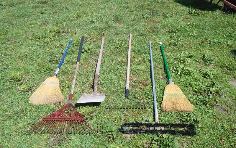 lot 29 image: Shovels, Rakes, Brooms