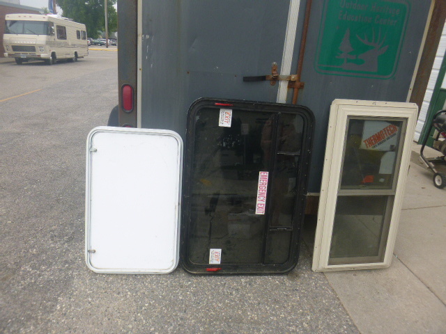 lot 13 image: 2 Windows