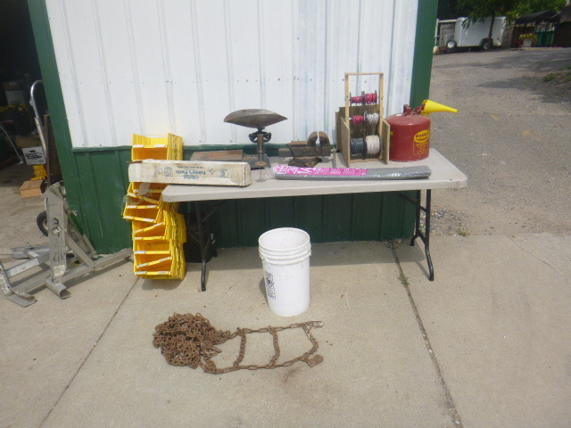lot 33 image: Garage Items
