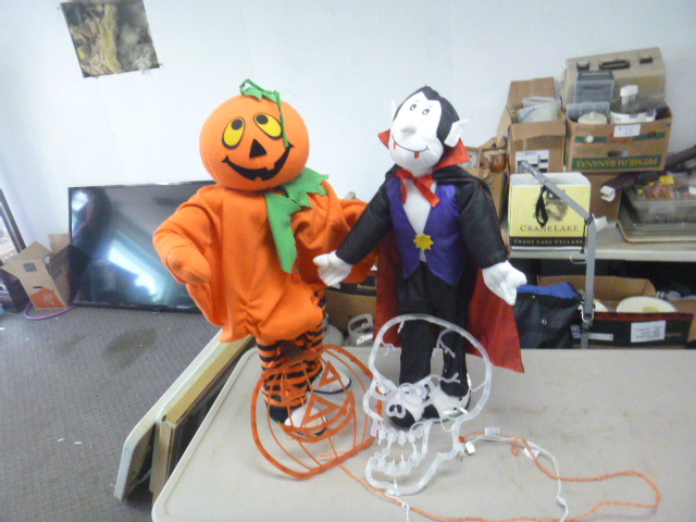 lot 55 image: Halloween Dcor