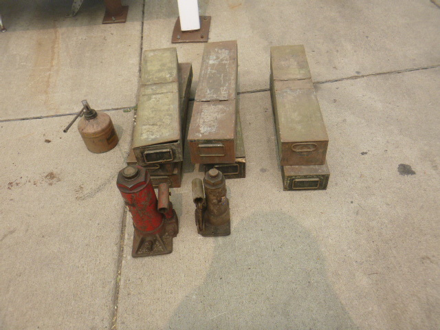 lot 64 image: Garage Items