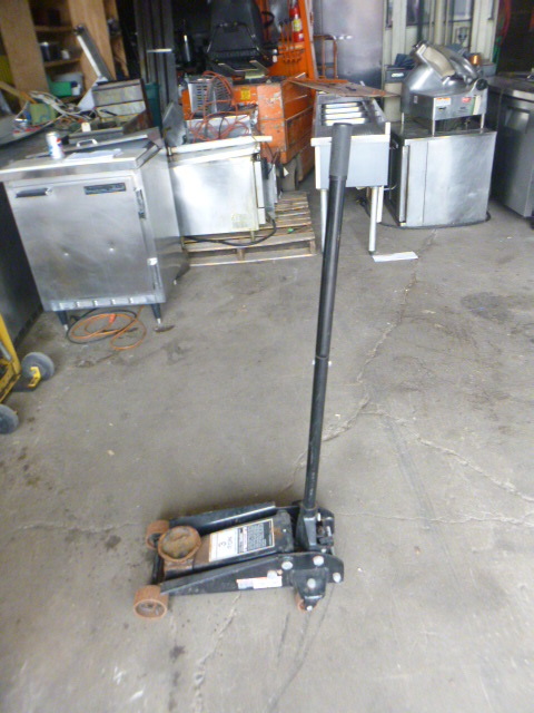 lot 68 image: Hydraulic 3 Ton Floor Jack