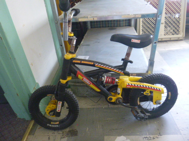 lot 97 image: Tonka Small Childs Bicycle