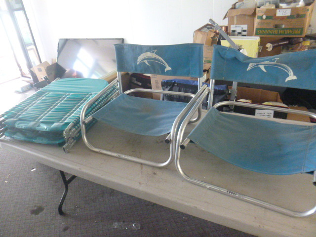 lot 100 image: 4 Outdoor Foldable Chairs