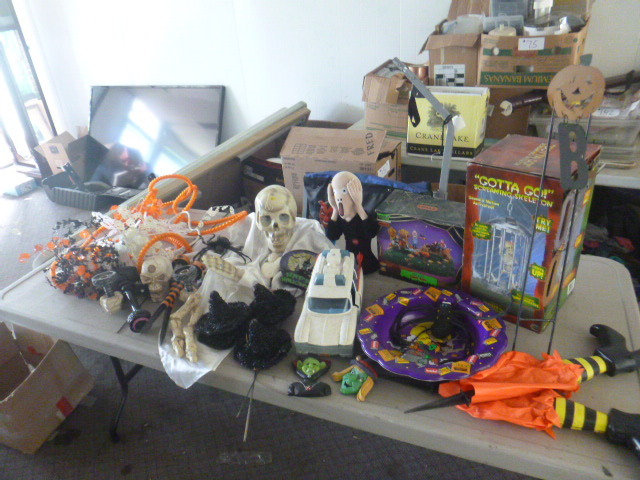 lot 101 image: Halloween Dcor