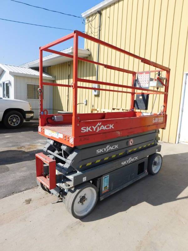 lot 3 image: 2014 SkyJack SJIII3220 Scissor Lift
