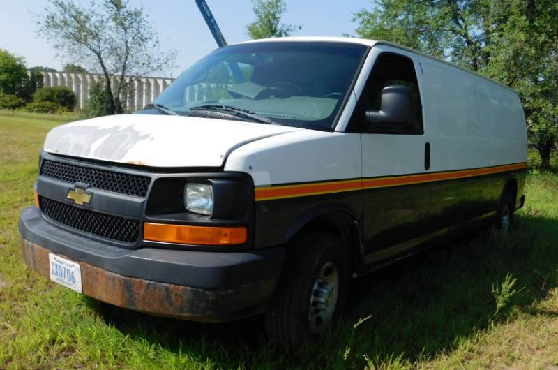 lot 7 image: 2006 Chevrolet 3500 Express Van