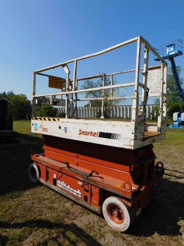 lot 9 image: 1997 Snorkel SL-25 Manlift