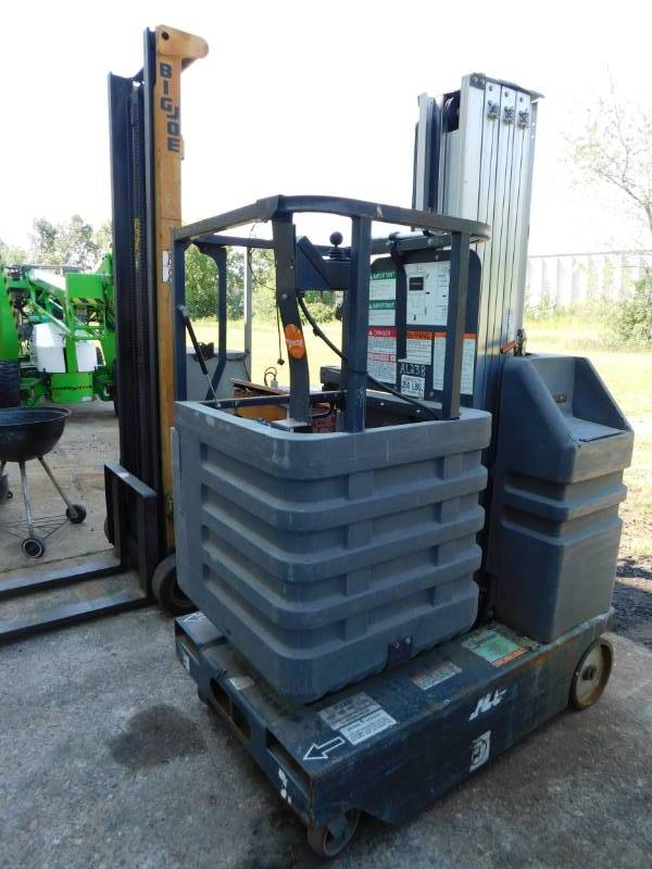 lot 14 image: 1996 JLG 20VP Man Lift
