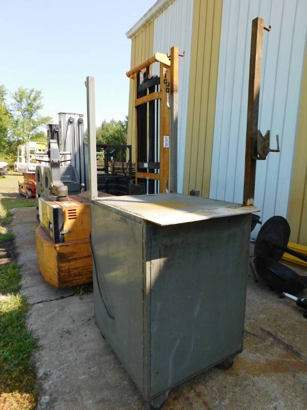 lot 17 image: Rolling Sealed Steel Cabinet - 30 x 27 x 37
