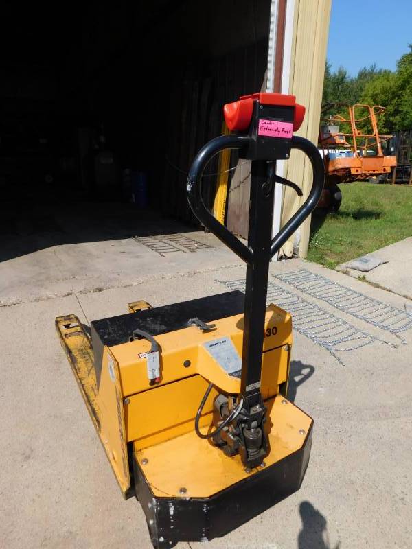 lot 18 image: Multiton WM30 Electric Pallet Jack