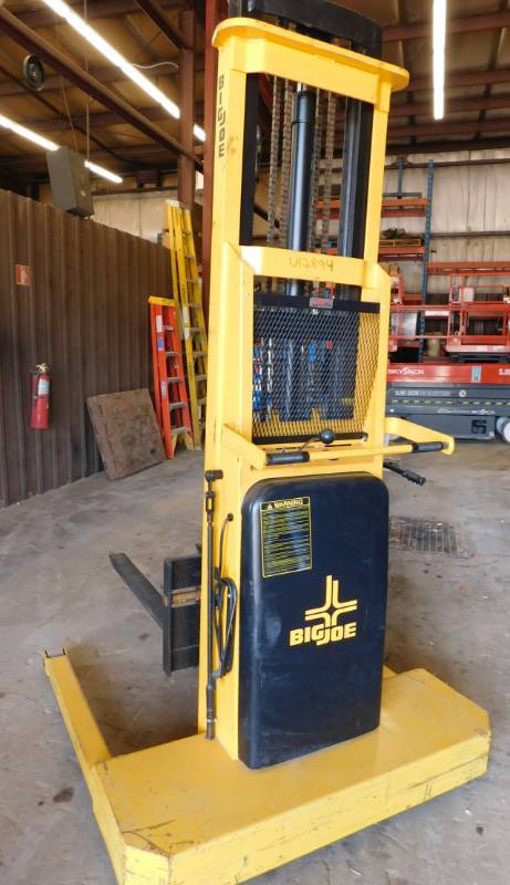 lot 19 image: Big Joe 1524-TII Lift