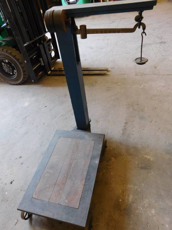 lot 29 image: Vintage Scale with Weights