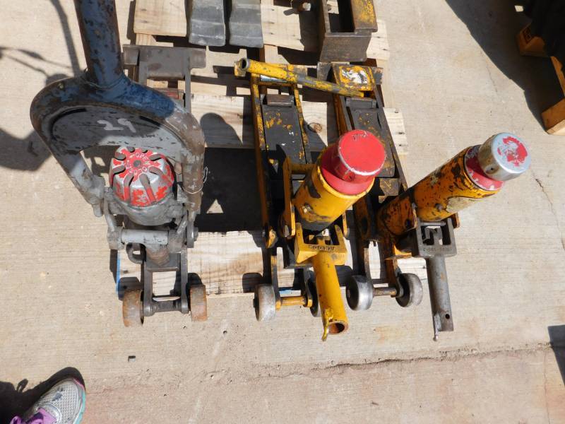 lot 32 image: Forklift Jacks