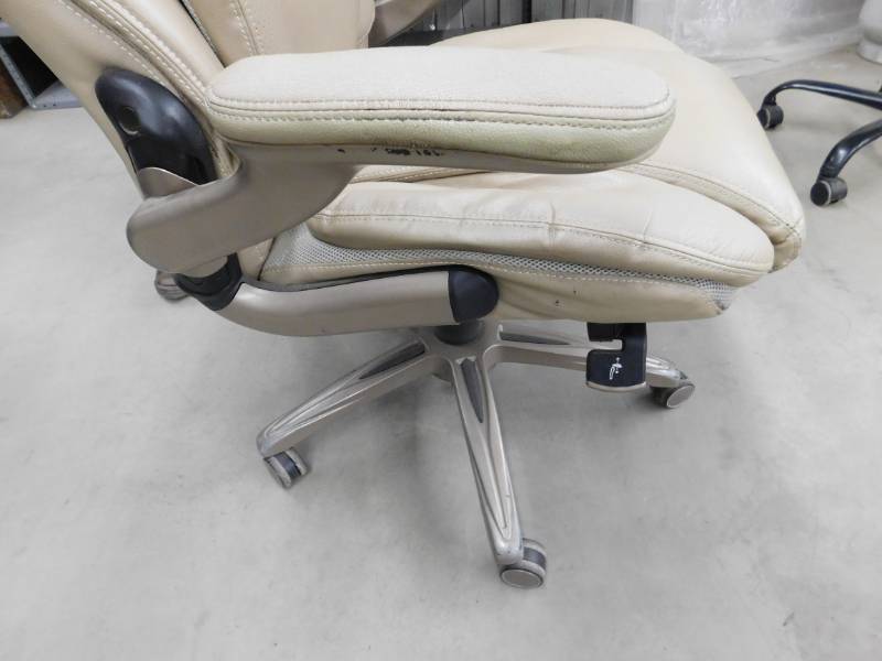 lot 69 image: Tan Executive Office Chair
