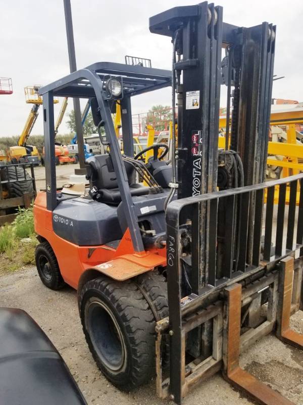 lot 12 image: 2004 Toyota 7FGU30 6000lb Forklift