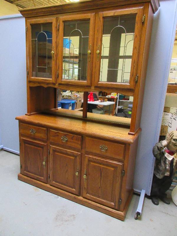 lot 418 image: TRADITIONAL OAK CHINA HUTCH