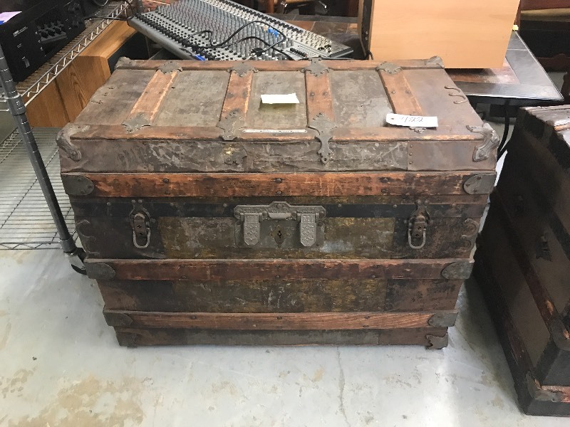 lot 422 image: ANTIQUE LUGGAGE TRUNK