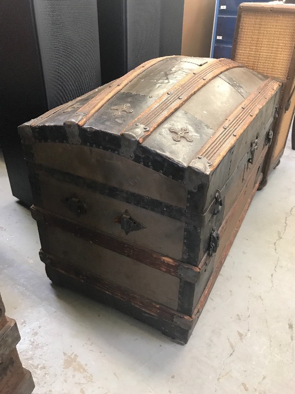 lot 423 image: ANTIQUE DOME TOP TRUNK