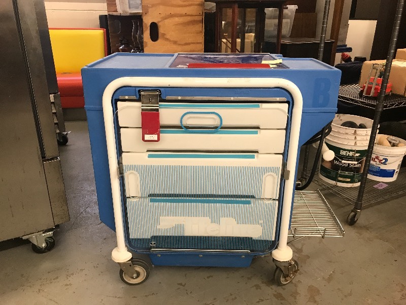 lot 433 image: METRO LIFELINE MEDICAL SUPPLY CART