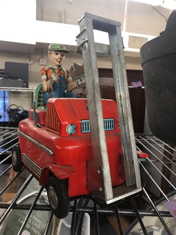 lot 472 image: MODERN TOYS FORKLIFT