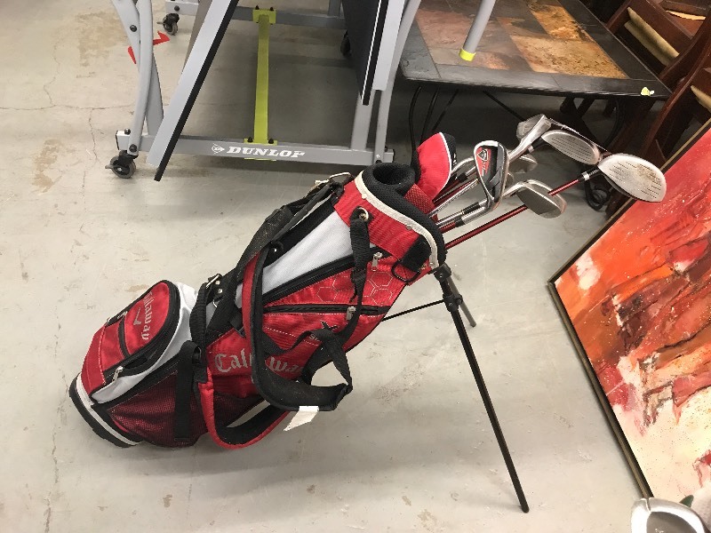 lot 441 image: CALLAWAY JUNIOR GOLF BAG WITH CLUBS