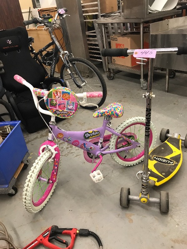 lot 445 image: SCOOTER AND KIDS BIKE