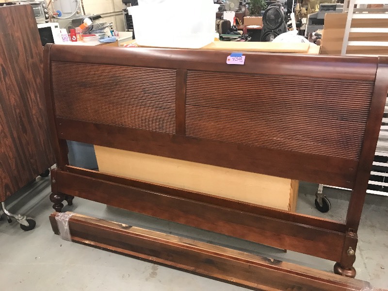 lot 452 image: ETHAN ALLEN KING SIZE CHERRY BED