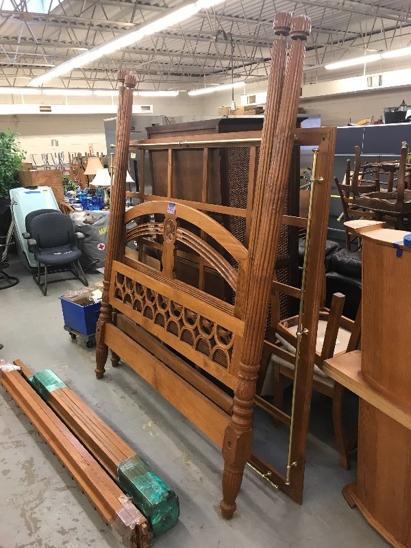 lot 453 image: QUEEN SIZE WOOD CANOPY BED WITH TROPICAL DESIGN