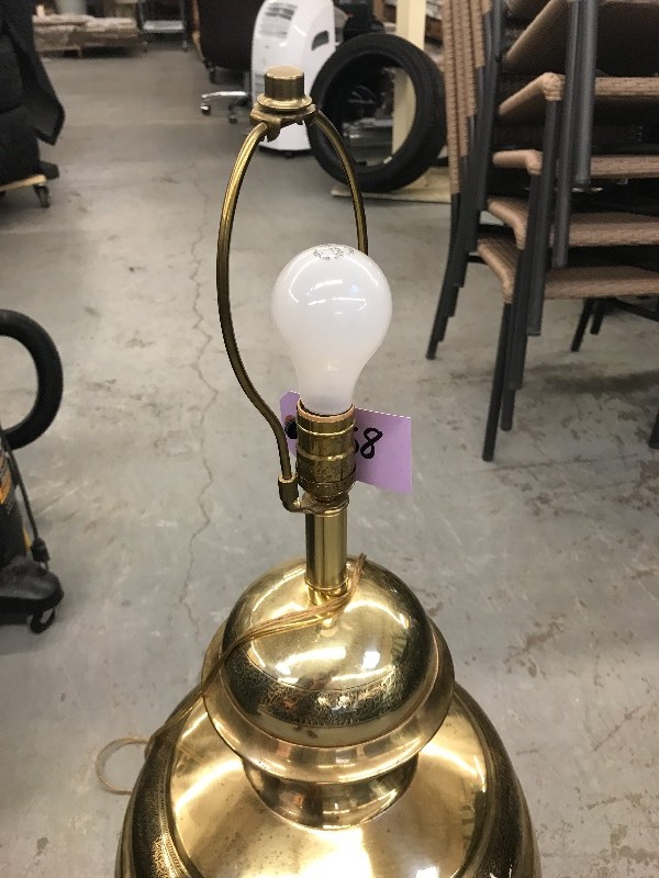 lot 458 image: ORNATE LAMP