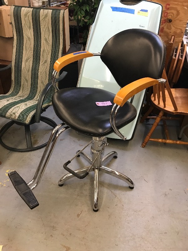 lot 464 image: HYDRAULIC STYLING CHAIR