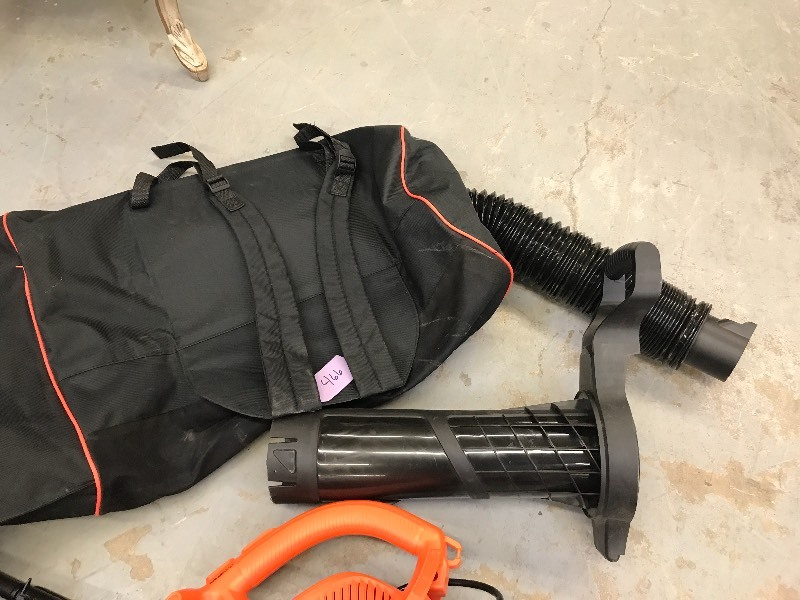 lot 466 image: BLACK & DECKER BLOWER WITH ATTACHMENTS AND CARRY BAG