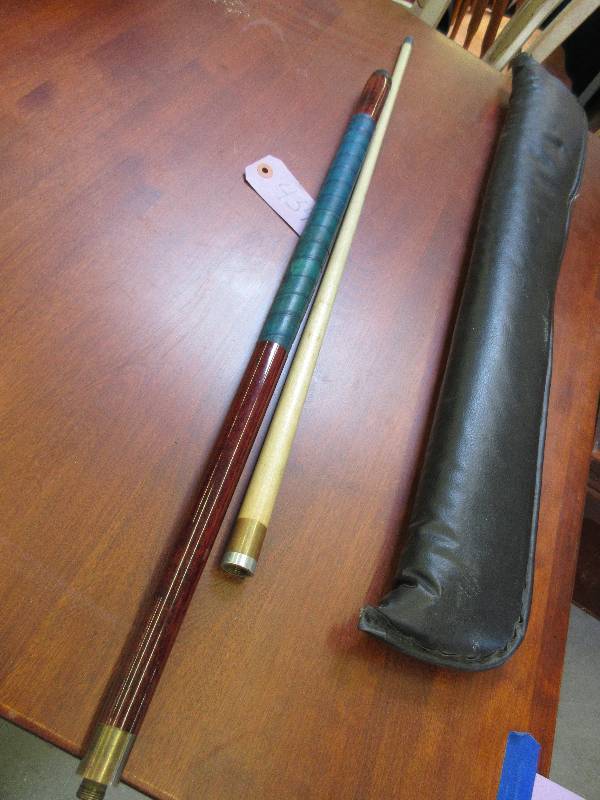 lot 439 image: CUSTOM POOL CUE