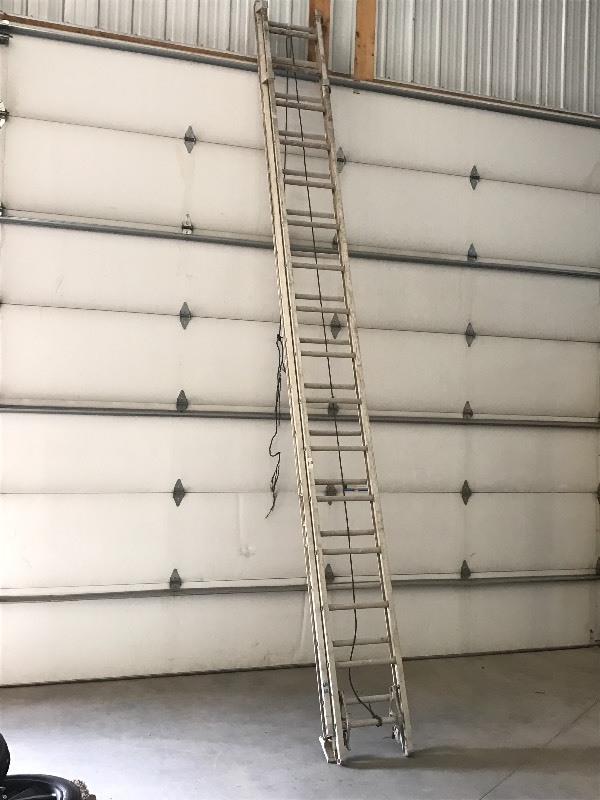 lot 9 image: 32ft Aluminum Extension Ladder, Str...