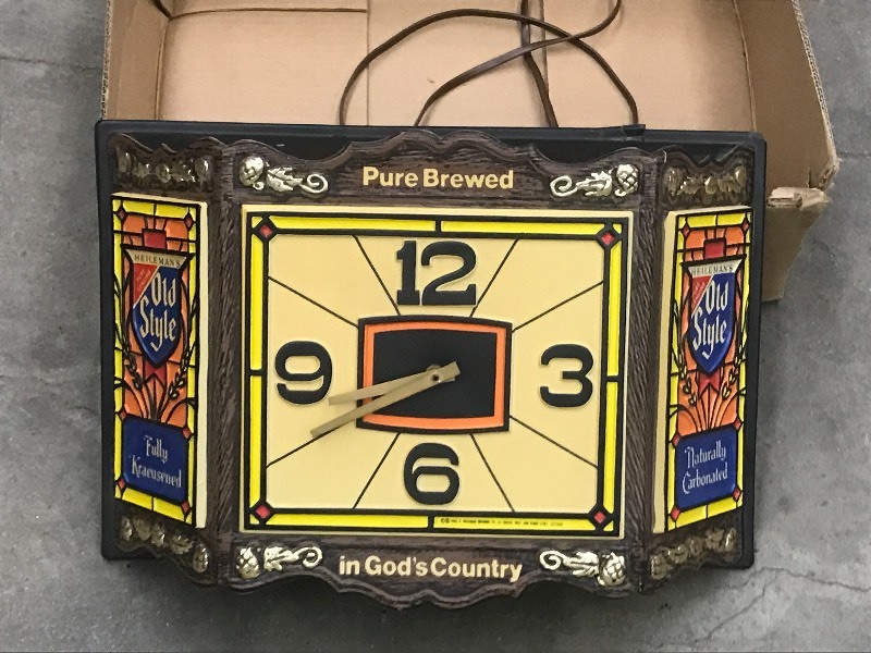 lot 29 image: Old Style Beer Bar LightClock, B...