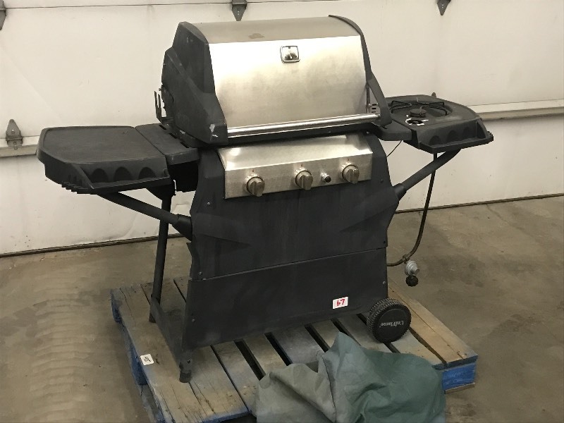 lot 67 image: 3-Burner Stainless Steel LP-Gas Gri...
