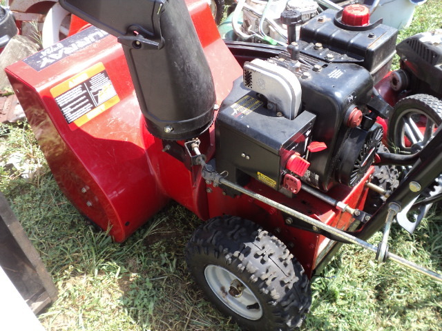 lot 2 image: Murray 5hp24 6 speed snowblower -...