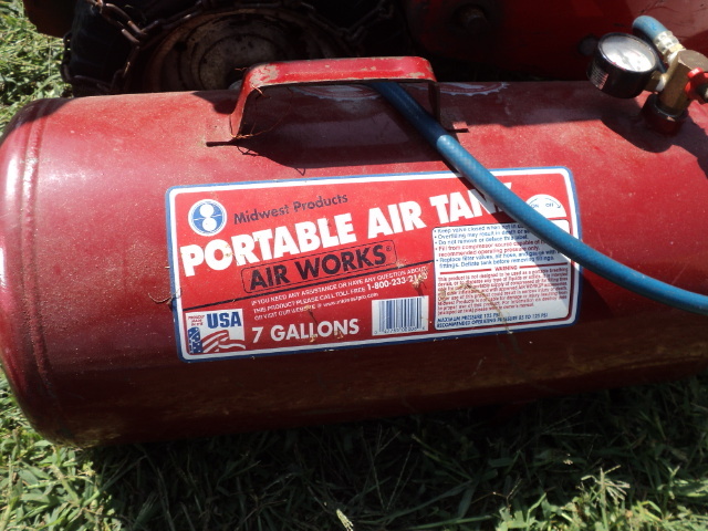 lot 14 image: Midwest Products Portable air tank ...