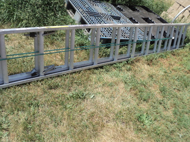 lot 20 image: Louisville 24 extension cord...