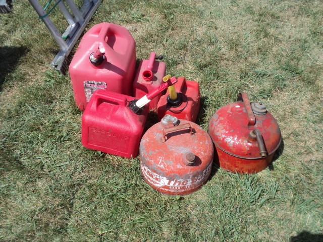 lot 21 image: 6 gas cans...