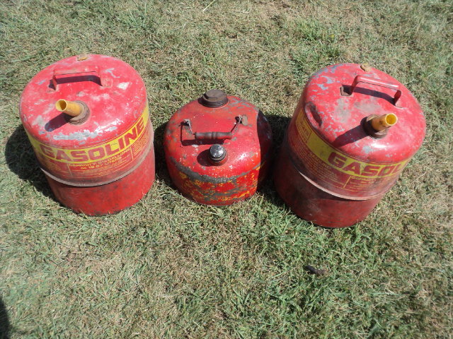 lot 22 image: 3 gas cans...