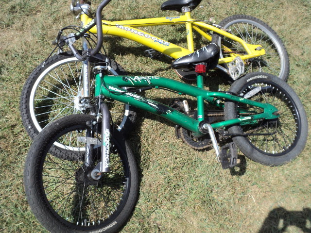 lot 24 image: 2 Mongoose bikes...