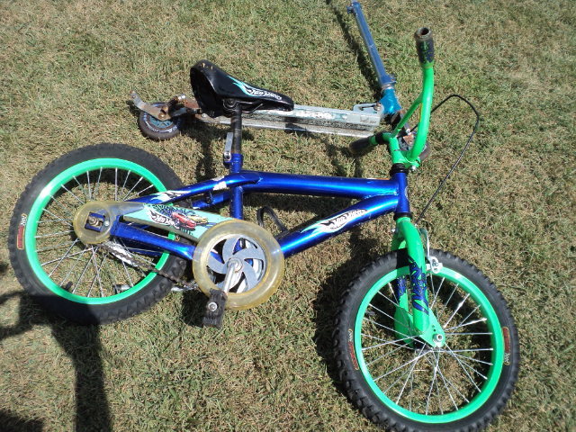 lot 28 image: Hot Wheels bike and scooter...