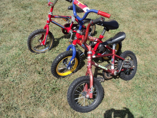 lot 29 image: 3 small bikes...