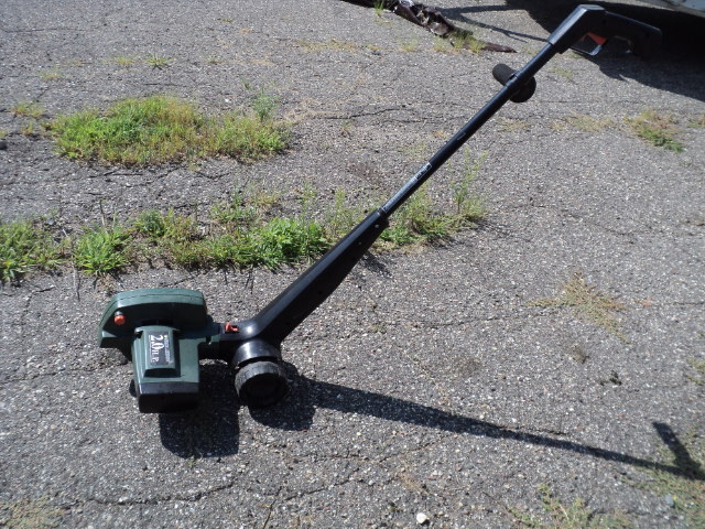 lot 47 image: Electronic Black and Decker edger -...